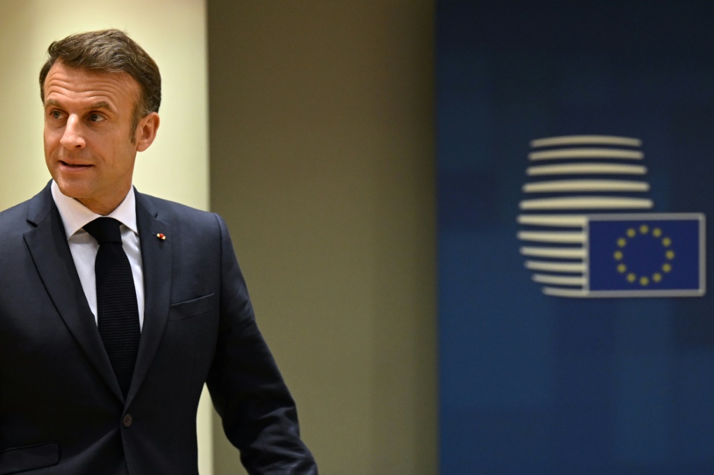 الرئيس الفرنسي إيمانويل ماكرون يصل إلى اجتماع للمجلس الأوروبي في بروكسل في 14 كانون الأول/ديسمبر 2023 (ا ف ب)
