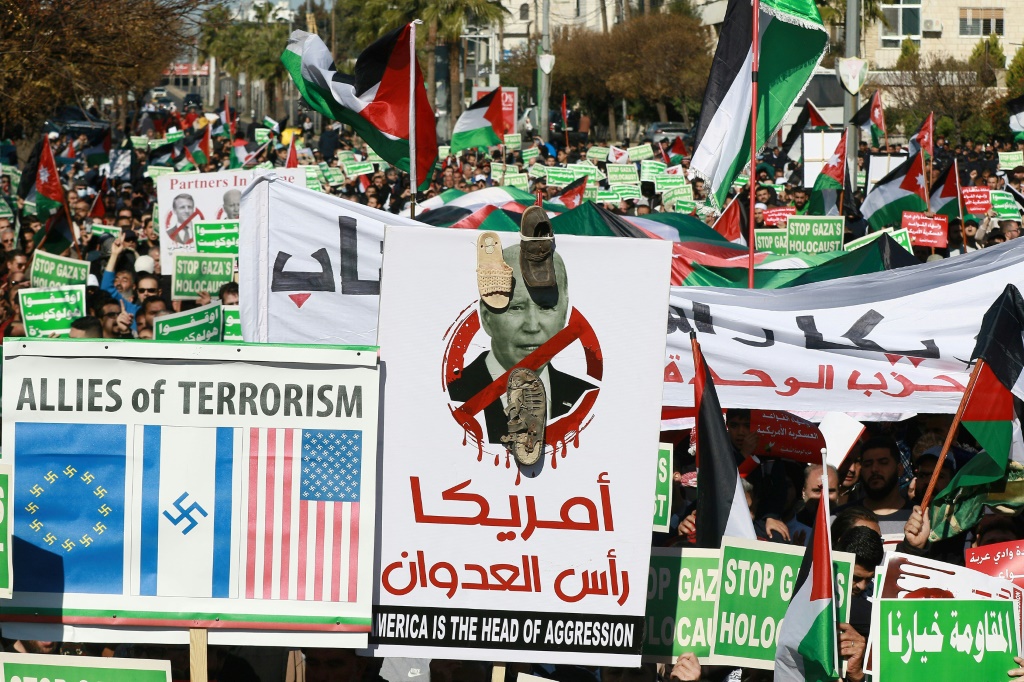 متظاهرون يرفعون اعلاما فلسطينية واردنية خلال تحرك قرب السفارة الاميركية في عمان تضامنا مع سكان غزة في 15 كانون الاول/ديسمبر 2023 (ا ف ب)   
