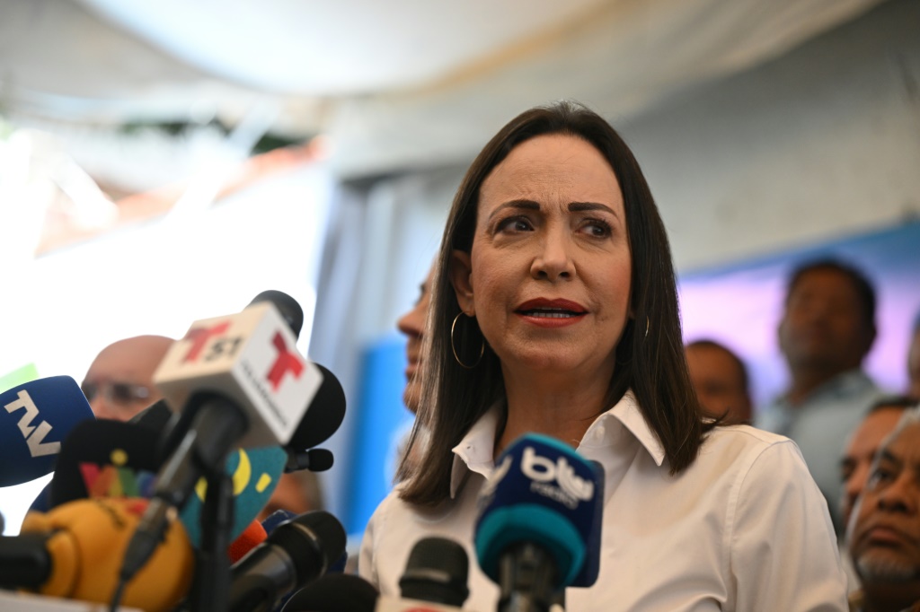 أبرز شخصيات المعارضة الفنزويلية ماريا كورينا ماتشادو متحدثة خلال مؤتمر صحافي في مقر حزبها في كراكاس في 6 كانون الأول/ديسمبر 2023 (ا ف ب)