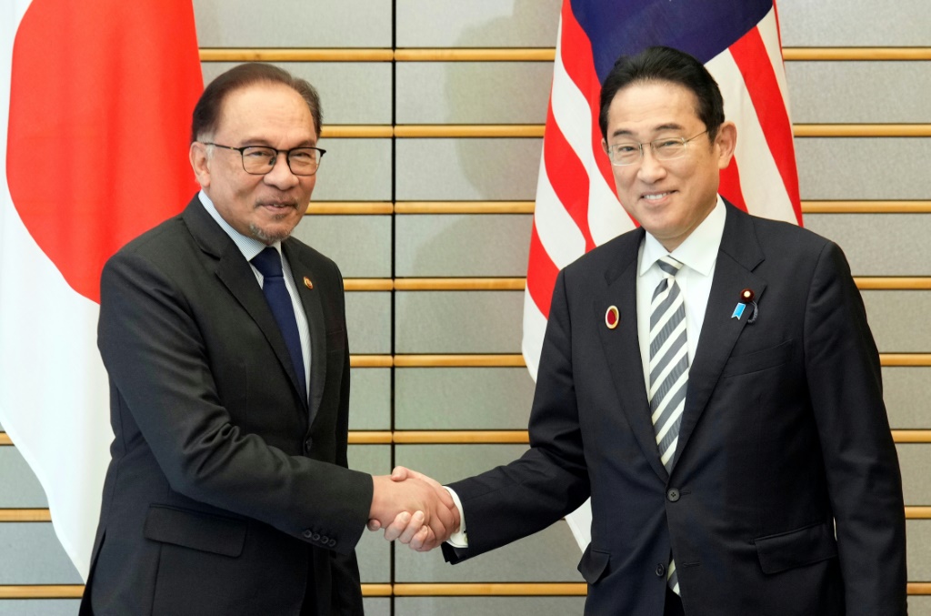رئيس الوزراء الياباني فوميو كيشيدا مع رئيس الوزراء الماليزي أنور إبراهيم في بداية اجتماعهما الثنائي في المقر الرسمي لرئيس الوزراء في طوكيو في 16 كانون الأول/ديسمبر 2023 (ا ف ب)