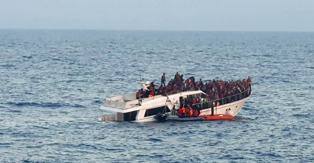     صورة وزعها الجيش اللبناني بتاريخ 31 كانون الأول/ديسمبر 2022 لقارب مهاجرين أثناء غرقه قبالة طرابلس خلال عملية إنقاذ لقوات البحرية (أ ف ب)   
