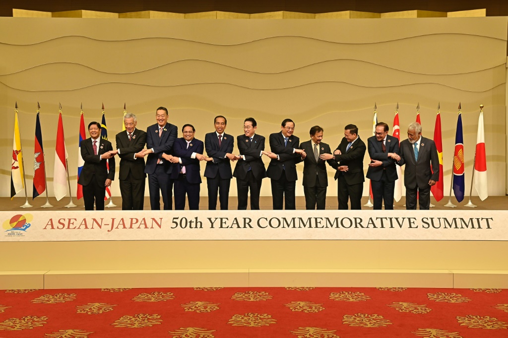 زعماء الدول الأعضاء في رابطة دول جنوب شرق آسيا (آسيان) في صورة جماعية قبل محادثاتهم في الدورة الخمسين للصداقة والتعاون بين اليابان والآسيان في طوكيو في 17 كانون الأول/ديسمبر 2023. (ا ف ب)