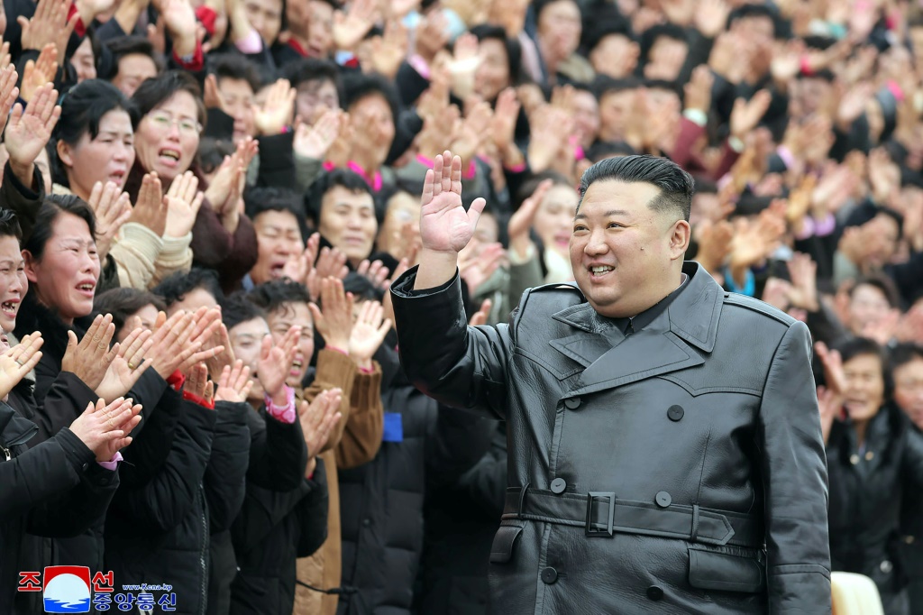 جاء إطلاق كوريا الشمالية الصاروخي في الوقت الذي تحتفل فيه البلاد بالذكرى السنوية لوالد الزعيم كيم جونغ أون وسلفه كيم جونغ إيل (ا ف ب)