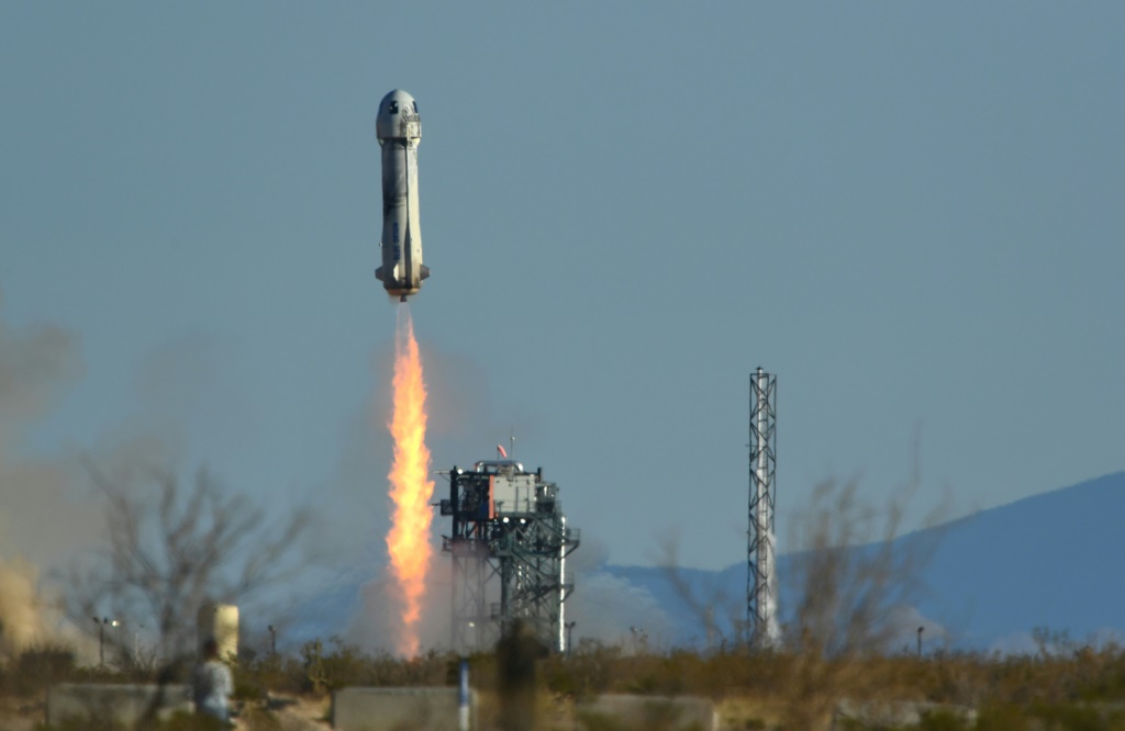 صاروخ "نيو شيبرد" من "بلو أوريجن" ينطلق من تكساس في آذار/مارس 2022 (ا ف ب)