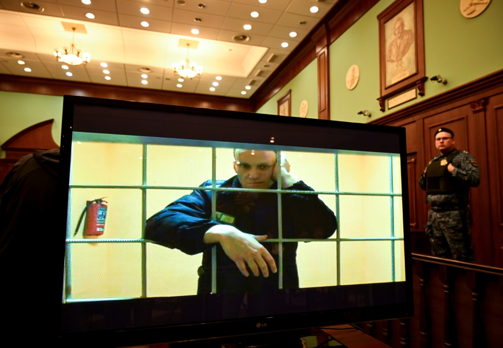 ظهر زعيم المعارضة الروسية أليكسي نافالني عبر رابط فيديو من سجنه أمام محكمة في موسكو العام الماضي