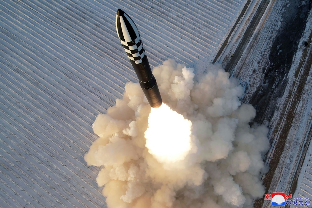 يقال إن الصاروخ الباليستي العابر للقارات Hwasong-18 الكوري الشمالي قادر على الوصول إلى أي مكان في الولايات المتحدة (ا ف ب)