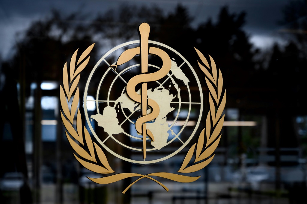 شعار منظمة الصحة العالمية في مقرها في جنيف بتاريخ 9 آذار مارس 2020 (ا ف ب)
