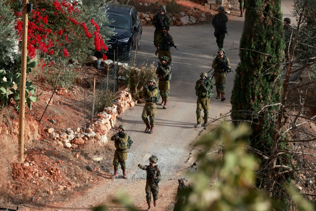 جنود إسرائيليون خلال اقتحام لمخيم بلاطة للاجئين الفلسطينيين شرق مدينة نابلس في الضفة الغربية المحتلة في 19 تشرين الثاني نوفمبر 2023 (ا ف ب)