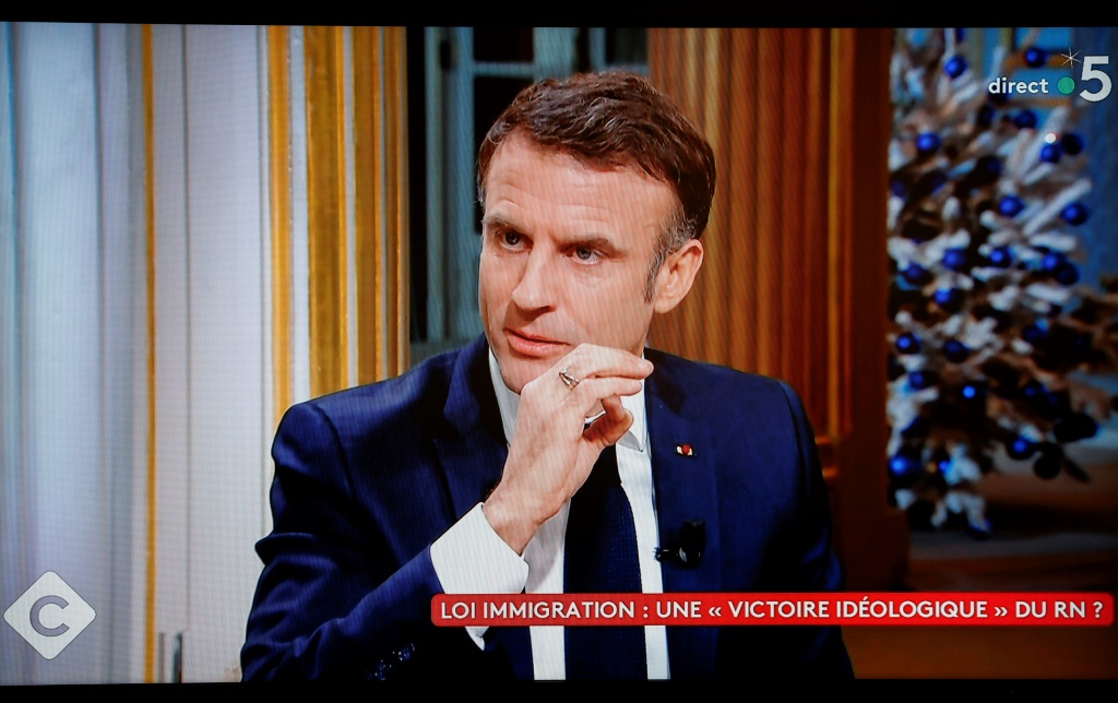 الرئيس الفرنسي خلال لقائه مع قناة "فرانس 5" الفرنسية في عشرين كانون الأول/ديسمبر 2023 (أ ف ب)   