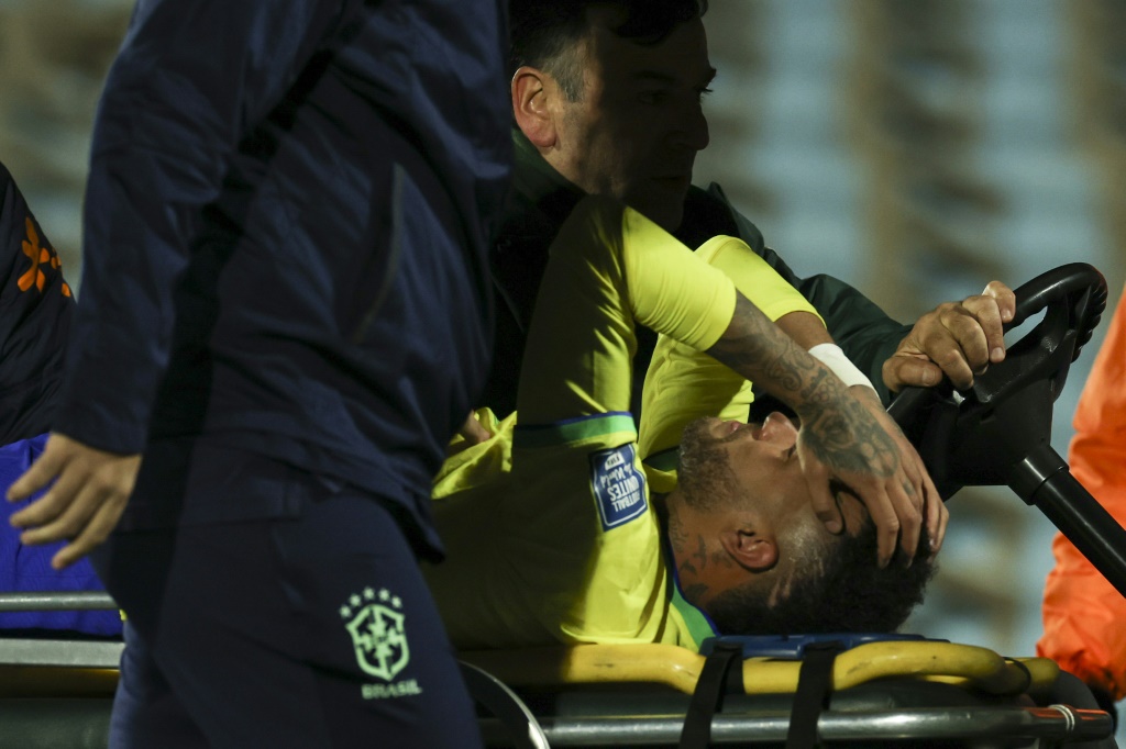 مهاجم البرازيل نيمار خلال اصابته في ركبته في التصفيات الاميركية الجنوبية المؤهلة لمونديال 2026 ضد الاوروغواي في مونتيفيديو في 17 تشرين الأول/أكتوبر 2023 (ا ف ب)