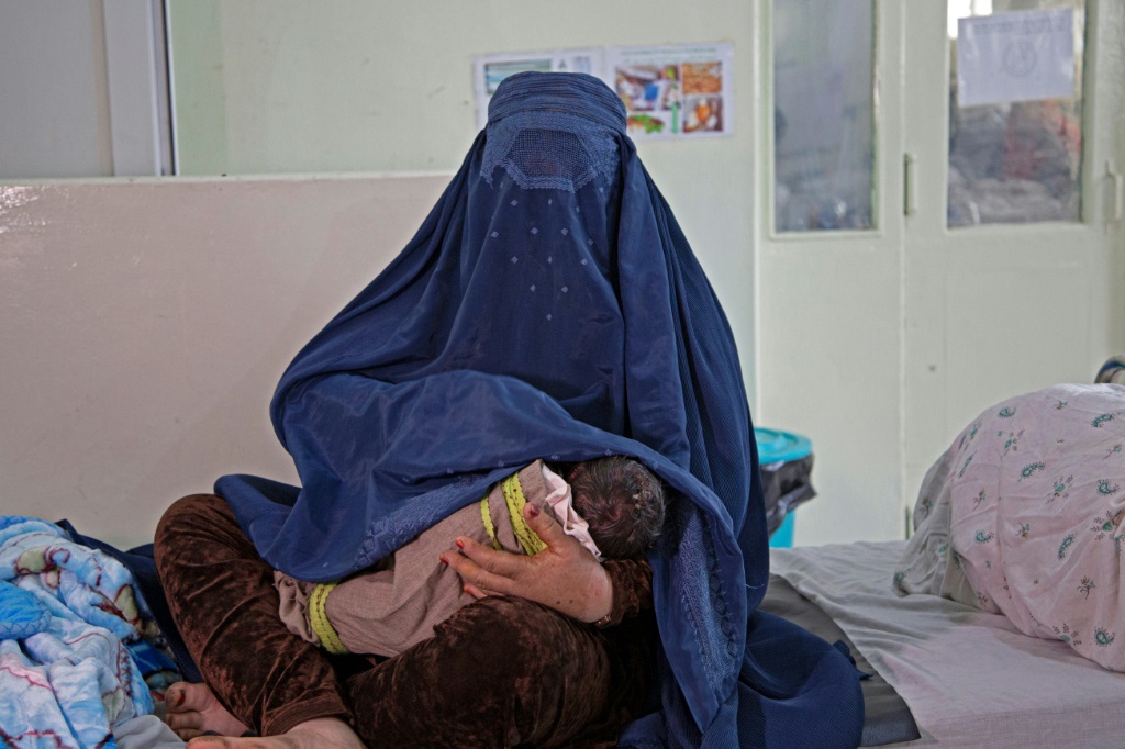 امرأة أفغانية تحمل مولودها الجديد في عيادة لأطباء بلا حدود في خوست بأفغانستان بتاريخ الثامن من كانون الأول/ديسمبر 2023 (ا ف ب)