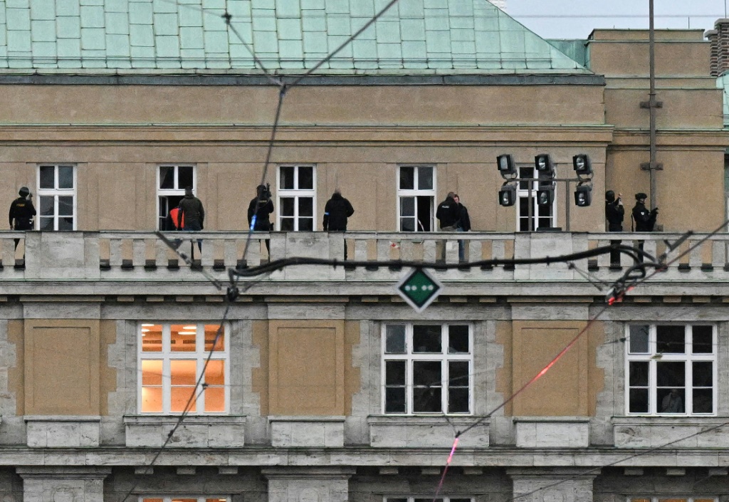 عناصر من الشرطة التشيكية ينتشرون على شرفة مبنى جامعة تشارلز في 21 كانون الأول/ديسمبر 2023 (ا ف ب)