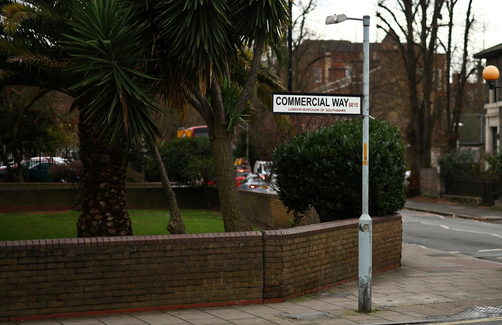 صورة التقطت في 22 كانون الأول/ديسمبر 2023 في جنوب لندن لعمود سرقت عنه علامة "قف" المرورية التي نفذ عليها فنان الشارع بانكسي عملاً فنياً (ا ف ب)