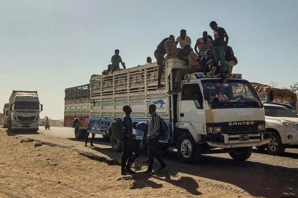 وصول نازحين فروا من ولاية الجزيرةإلى القضارف بشرق السودان، في 22 كانون الأول/ديسمبر 2023 (ا ف ب)