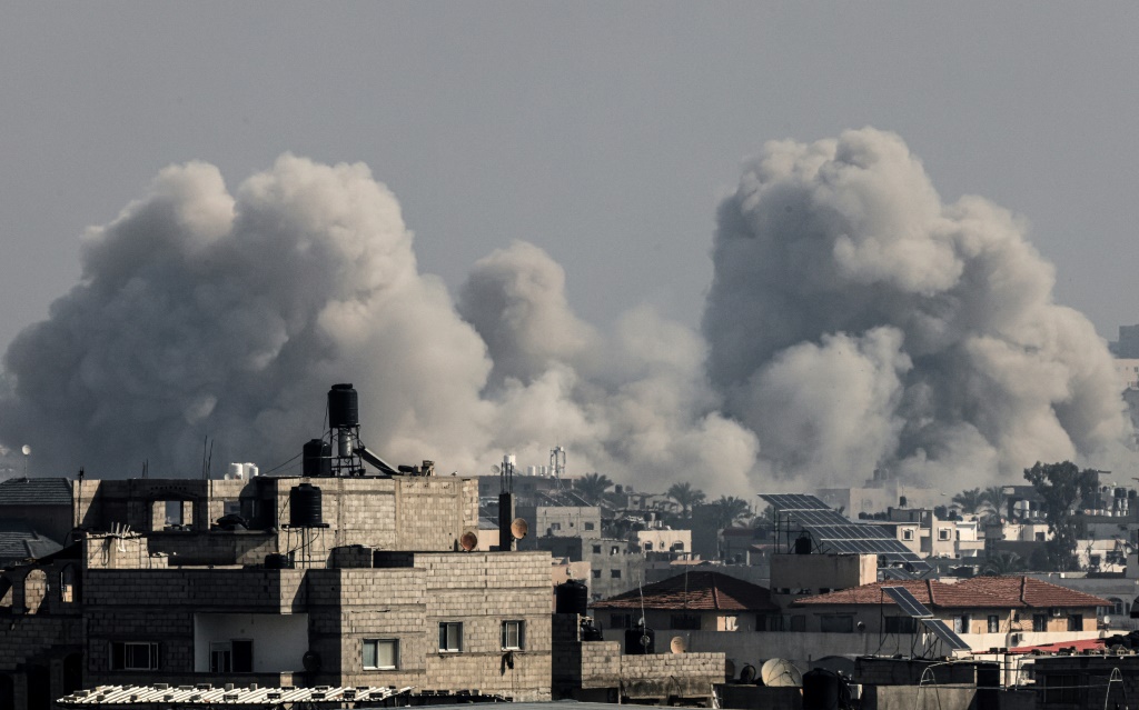 دخان متصاعد جراء غارات إسرائيلية على مدينة خان يونس في 17 كانون الأول/اكتوبر 2023 (ا ف ب)