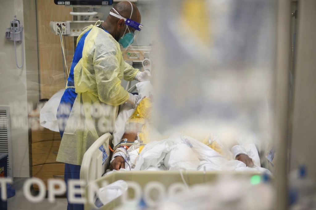ممرضات يعتنين بمصاب بكوفيد-19 في قسم الرعاية المركزة بمستشفى في لوس أنجليس بولاية كاليفورنيا بتاريخ 6 كانون الثاني يناير 2021 (ا ف ب)
