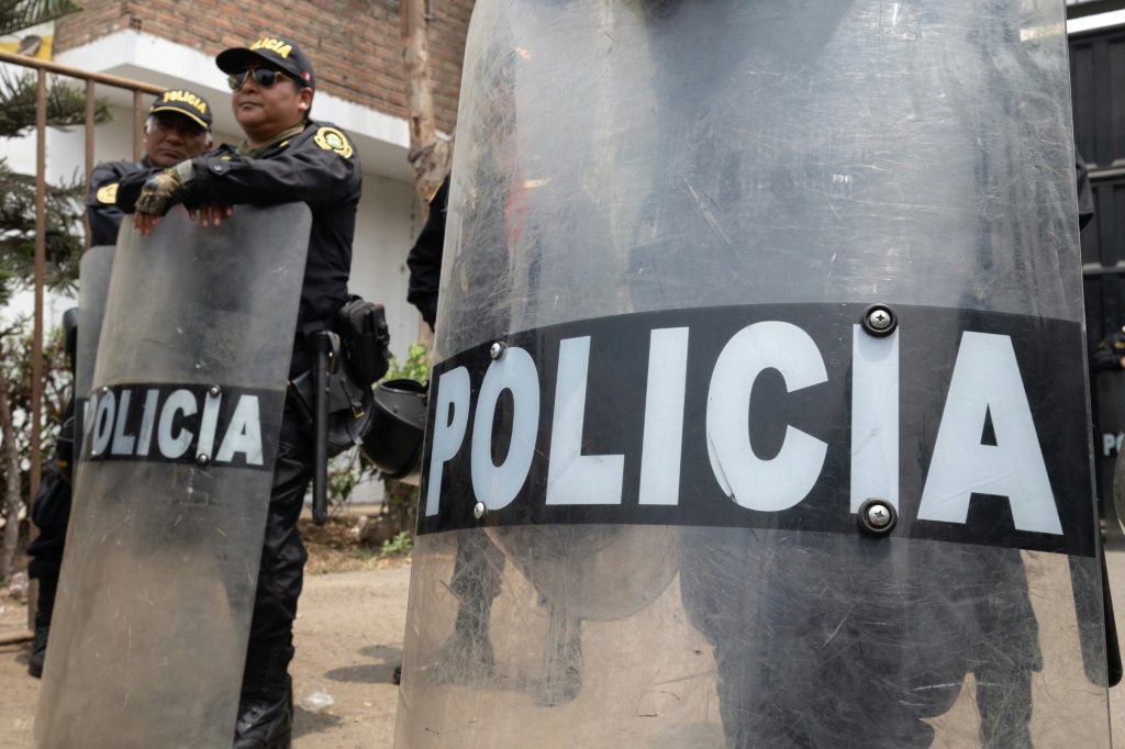 شرطيون يحرسون مدخل احد السجون في ليما في 6 كانون الاول/ديسمبر 2023. (ا ف ب)