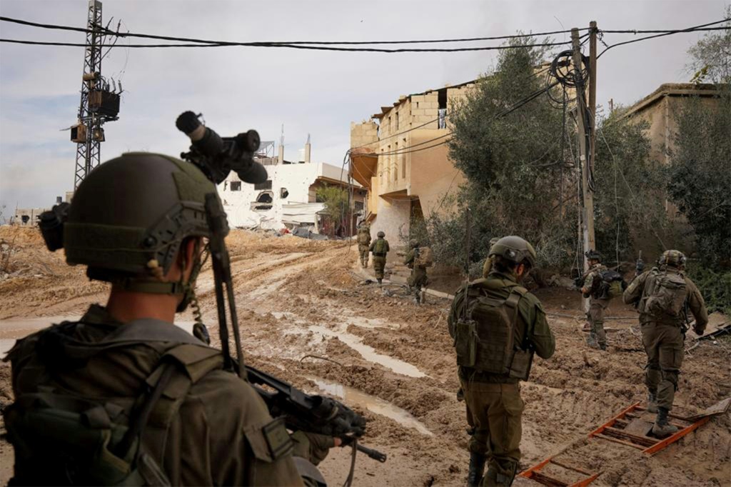 هذه الصورة المنشورة التي نشرها الجيش الإسرائيلي في 24 ديسمبر 2023 تظهر جنودا إسرائيليين من لواء جفعاتي العامل في خان يونس في جنوب قطاع غزة (ا ف ب)   