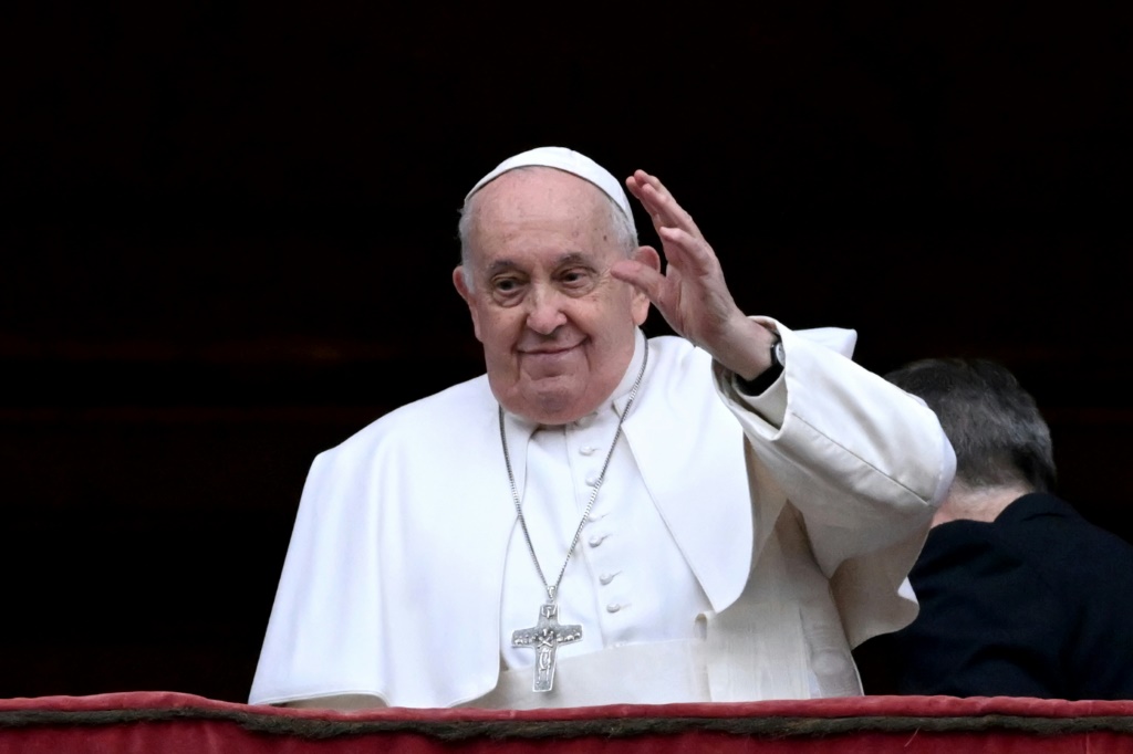 دعا البابا فرانسيس إلى إنهاء الحرب في غزة خلال مباركته السنوية لعيد الميلاد "Urbi et Orbi". (أ ف ب)   