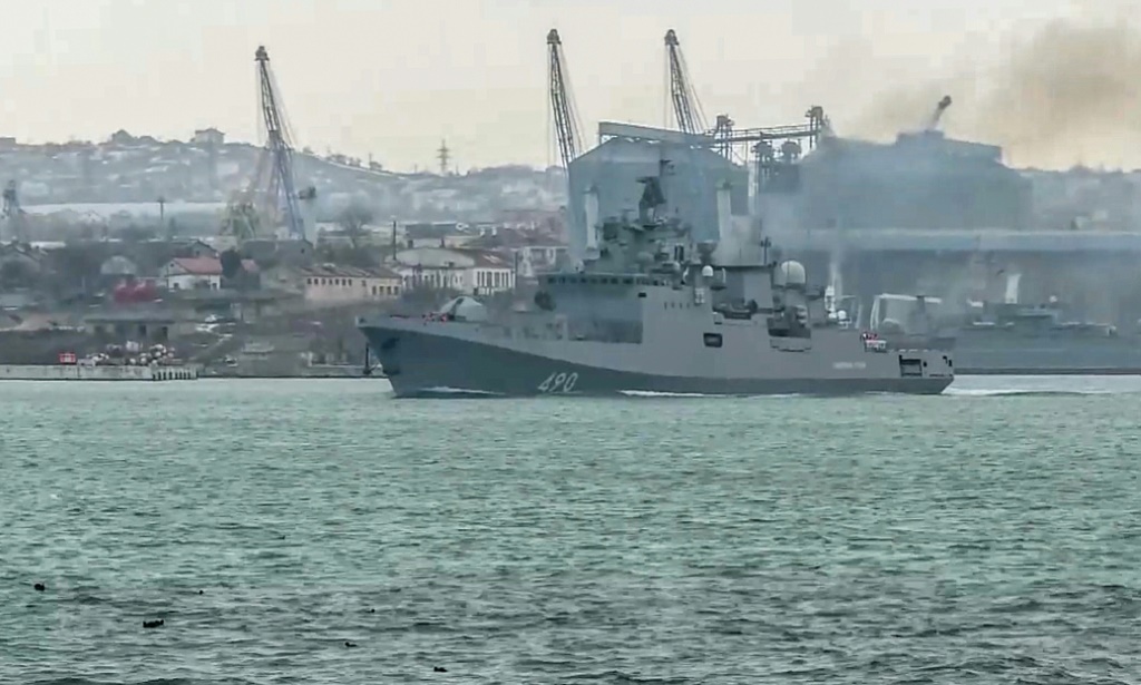بارجة روسية في ميناء سيفاستوبول في شبه جزيرة القرم في 12 شباط/فبراير 2022 (ا ف ب)