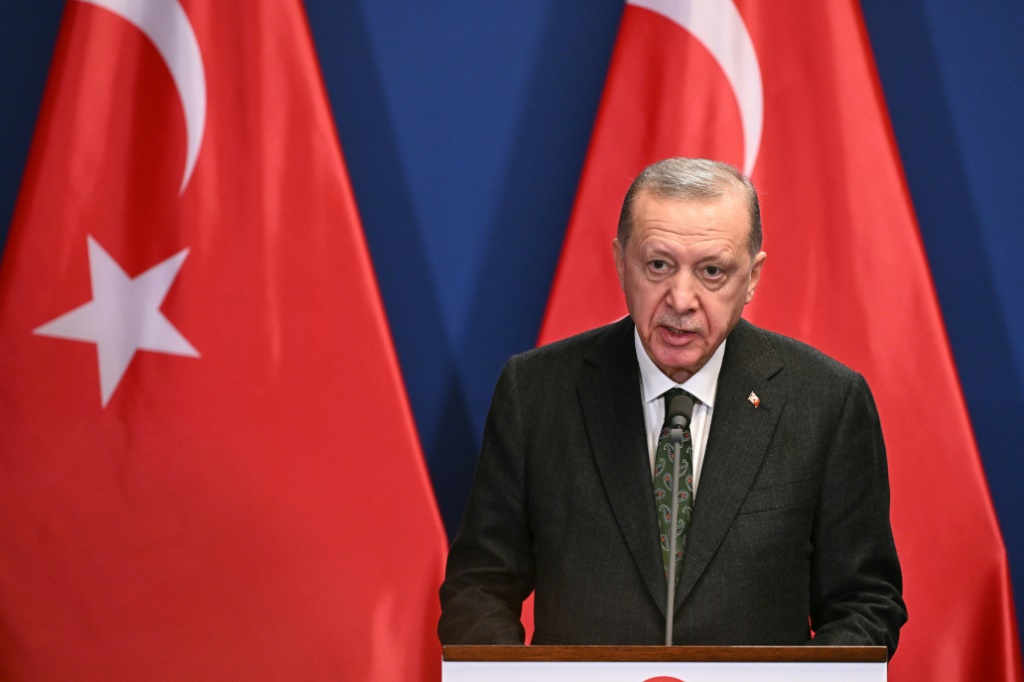 الرئيس التركي رجب طيب إردوغان خلال مؤتمر صحافي مشترك مع رئيس الوزراء المجري بعد محادثات في بودابست في المجر، في 18 كانون الأول/ديسمبر 2023 (ا ف ب)