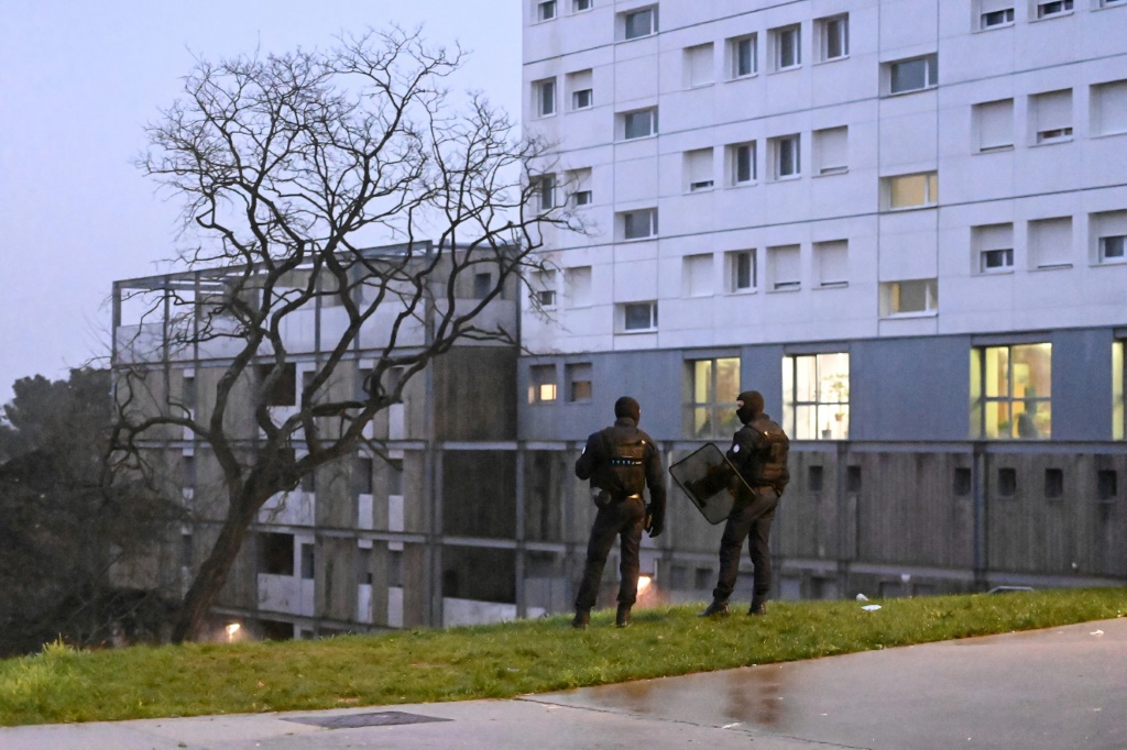 عنصران من الشرطة الفرنسية يحرسان منطقة غير مأهولة في احد أحياء نانت بغرب فرنسا في 14 كانون الاول/ديسمبر 2023. (ا ف ب)
