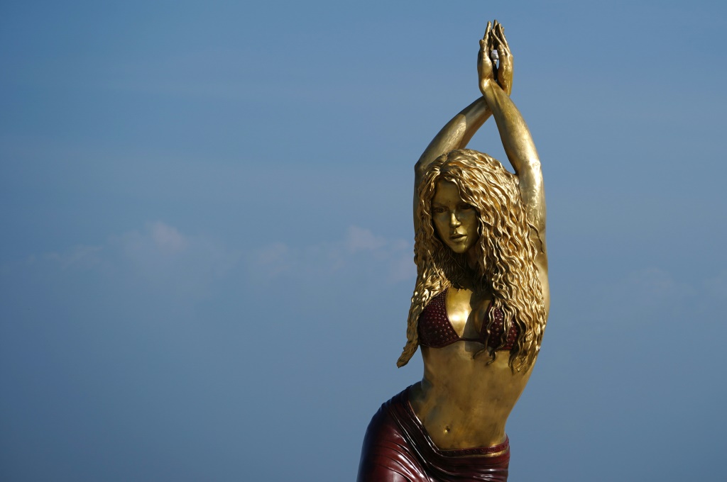 تمثال لشاكيرا من توقيع الفنان يينو ماركيس في مدينة بارانكيا مسقط راس النجمة الكولومبية (ا ف ب)