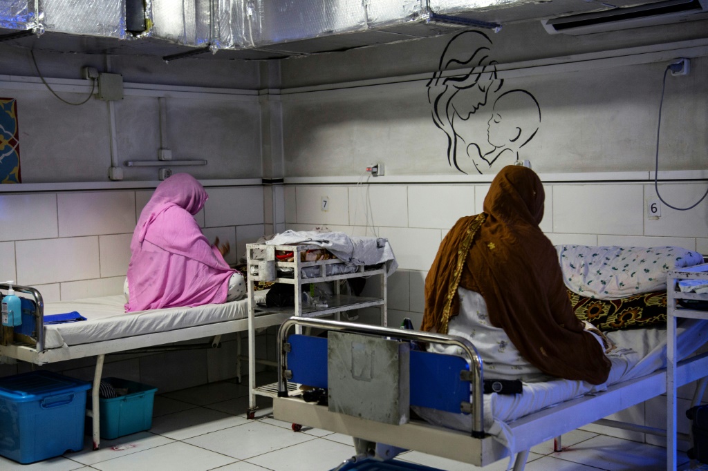 نساء أفغانيات يجلسن بجانب أطفالهن حديثي الولادة في مستشفى الولادة الذي تديره منظمة أطباء بلا حدود في خوست (ا ف ب)