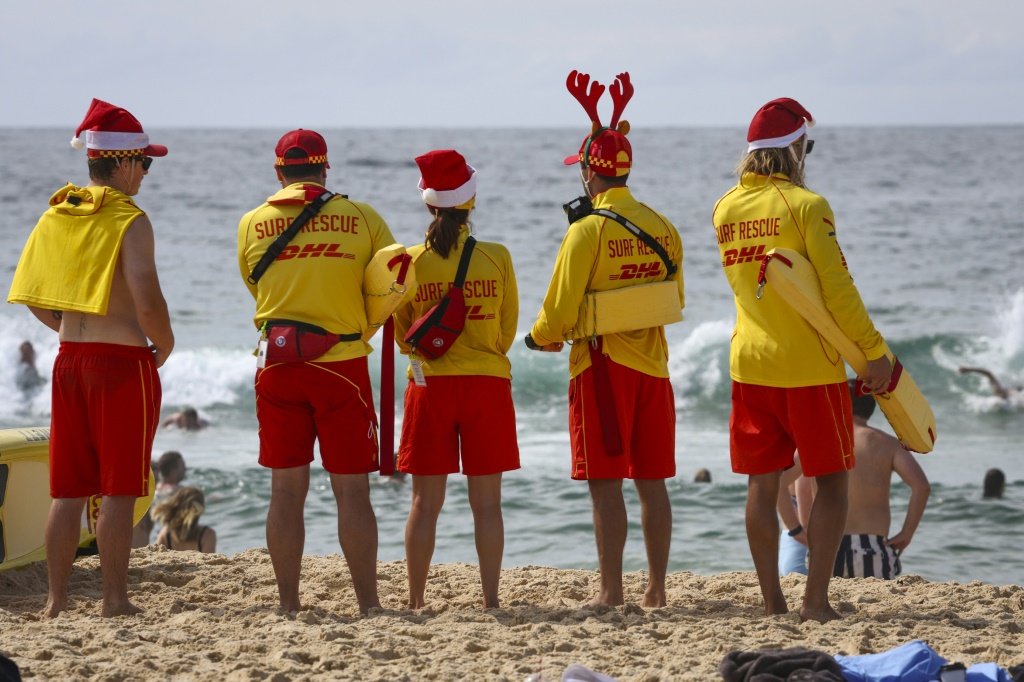 منقذون بحريون يضعون قبعات الميلاد اثناء مراقبتهم شاطىء بوندي في سيدني في 25 كانون الاول/ديسمبر 2023 (ا ف ب)