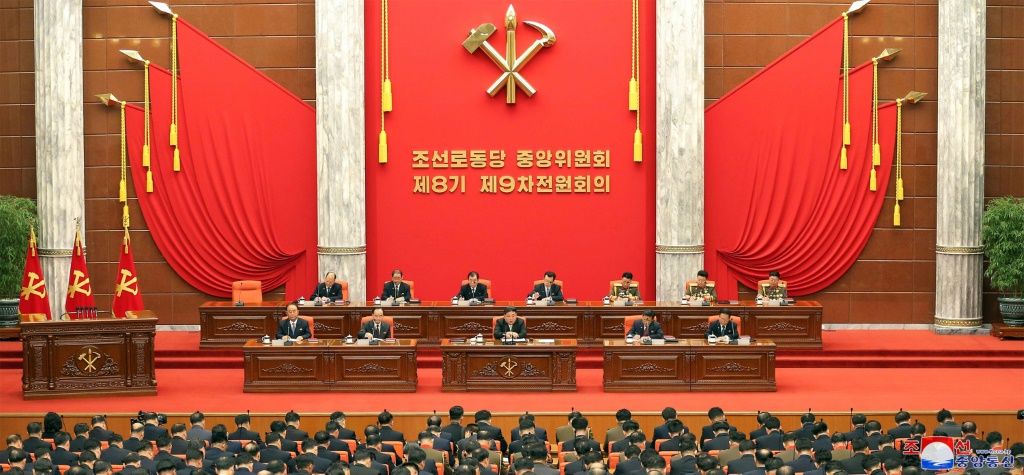 الزعيم الكوري الشمالي كيم جونغ-أون (وسط) خلال الجلسة العامة للجنة المركزية لحزب العمال الكوري في بيونغ يانغ في 26 ك1/ديسمبر 2023. (ا ف ب)