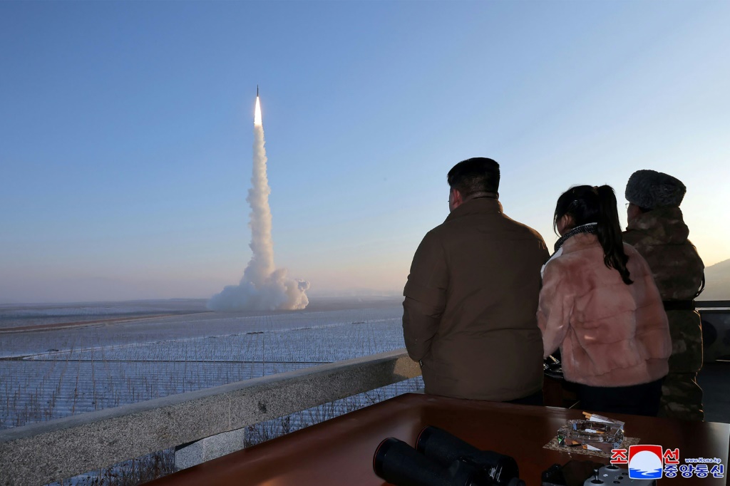 حث الزعيم الكوري الشمالي كيم جونغ أون (يسار)، الذي شوهد وهو يشاهد إطلاق اختبار لأكبر صاروخ باليستي عابر للقارات في بلاده، حزبه على “تسريع” الاستعدادات للحرب (ا ف ب)