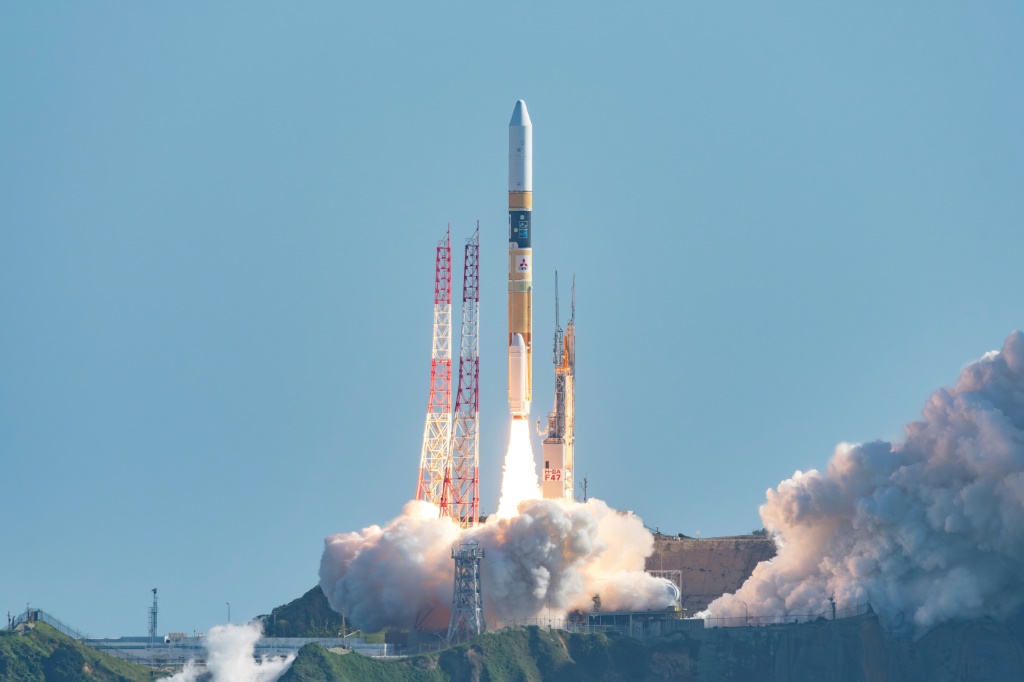 تم التقاط الصورة في 7 سبتمبر/أيلول 2023 وتوزيعها من قبل وكالة استكشاف الفضاء اليابانية "جاكسا" لعملية إطلاق الصاروخ "إتش 2- إيه" من مركز تانيغاشيماضاء في جزيرة تانيغاشيما. (ا ف ب)