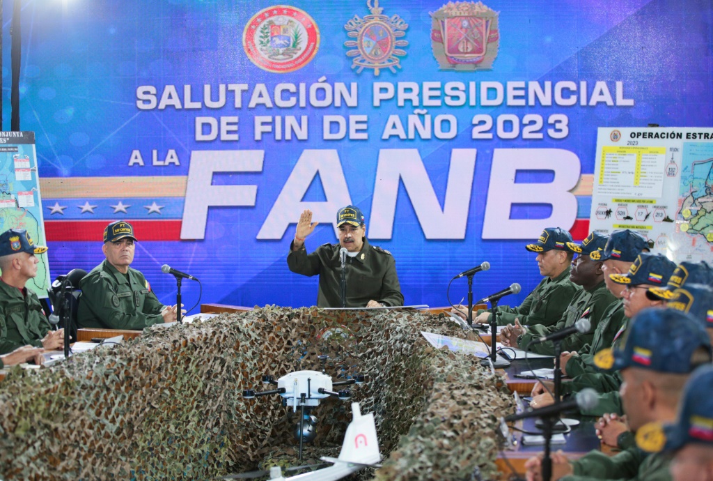 صورة موزعة نشرتها الرئاسة الفنزويلية للرئيس نيكولاس مادورو (وسط) في كراكاس بتاريخ 28 كانون الأول/ديسمبر 2023 (ا ف ب)