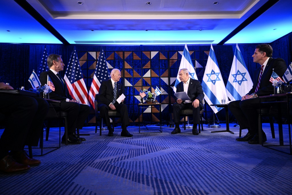 الرئيس الأمريكي جو بايدن مع رئيس الوزراء الإسرائيلي بنيامين نتنياهو (أ ف ب)