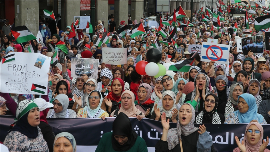 بوتيرة شبه يومية، تشهد العديد من المدن المغربية، بينها العاصمة الرباط، وقفات حاشدة للتضامن مع الشعب الفلسطيني وللمطالبة بوقف الغارات الإسرائيلية على غزة، (الاناضول)
