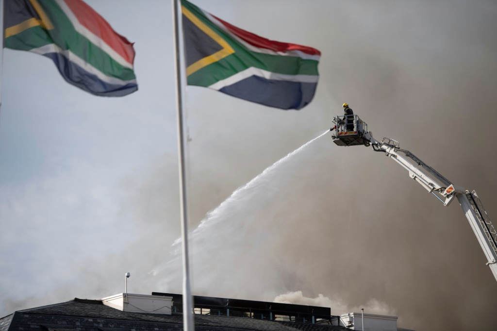رجال الإطفاء في جنوب إفريقيا يكافحون الحريق في الجمعية الوطنية في عام 2022 (ا ف ب)