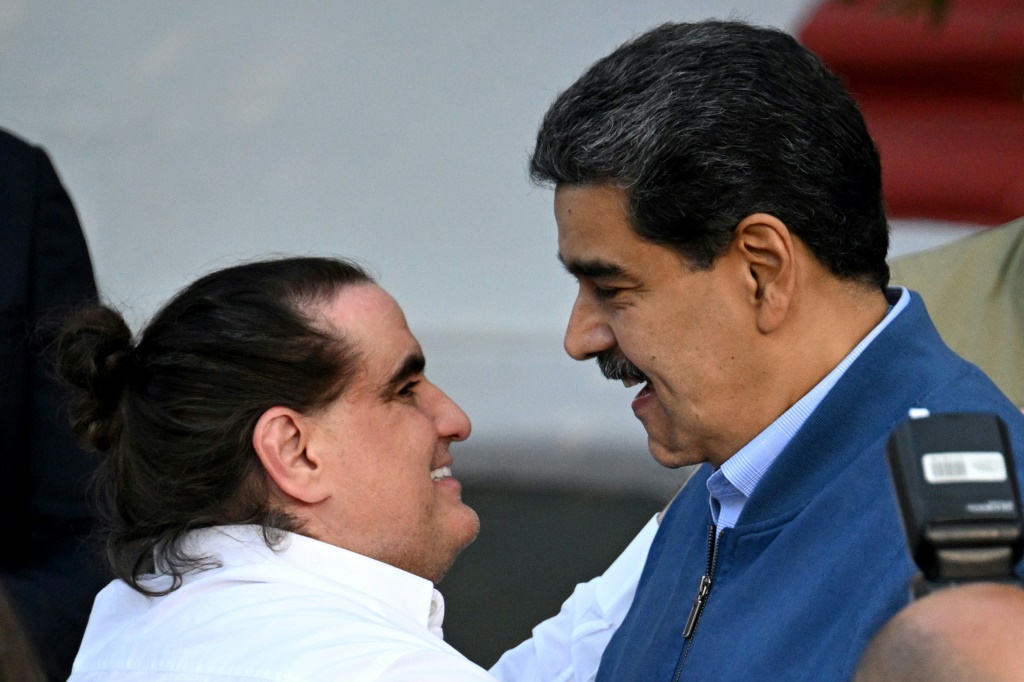 الرئيس الفنزويلي نيكولاس مادورو مرحّباً برجل الأعمال الكولومبي أليكس صعب بعد أن أفرجت عنه الولايات المتحدة في إطار صفقة تبادل سجناء، في كراكاس في 20 ك1/ديسمبر 2023. (ا ف ب)