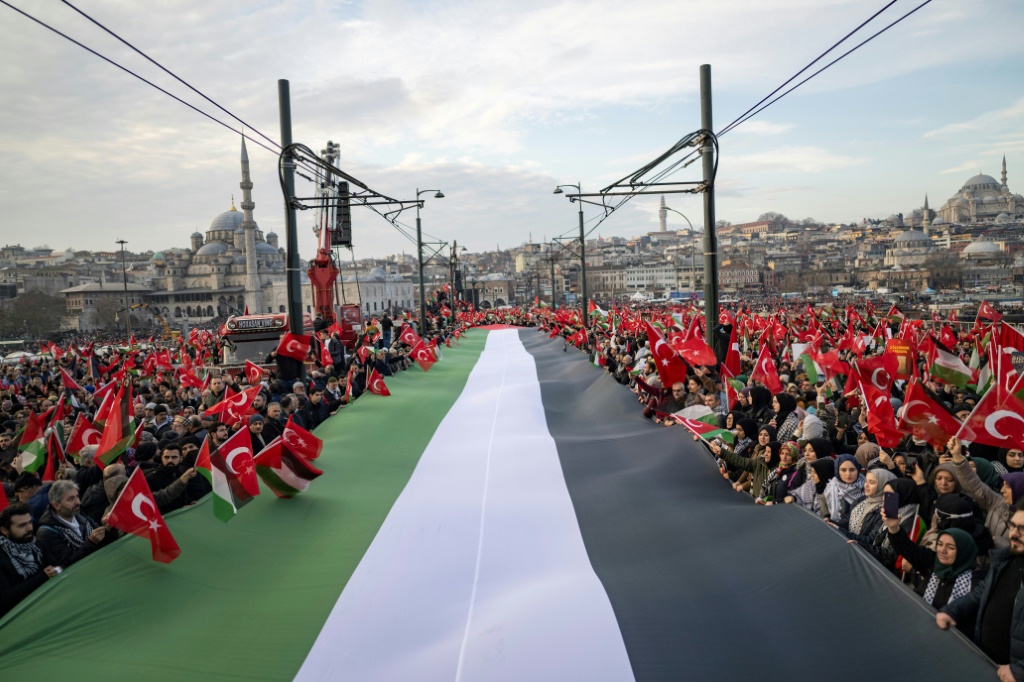 جمع من الأتراك يشاركون في تظاهرة مؤيدة للفلسطينيين في اسطنبول في الأول من كانون الثاني/يناير 2024 (ا ف ب)