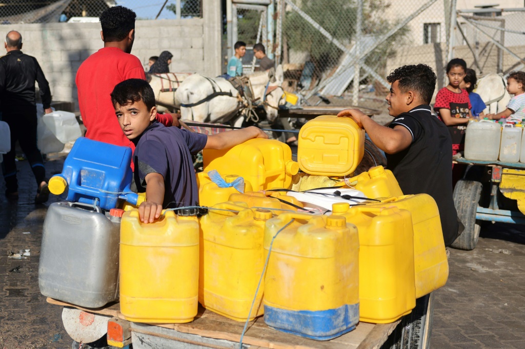 تقول الأمم المتحدة إن ربع السكان في غزة يعانون من الجوع حيث يصطف الناس لساعات من أجل الحصول على الخبز أو استخدام الحمامات (أ ف ب)