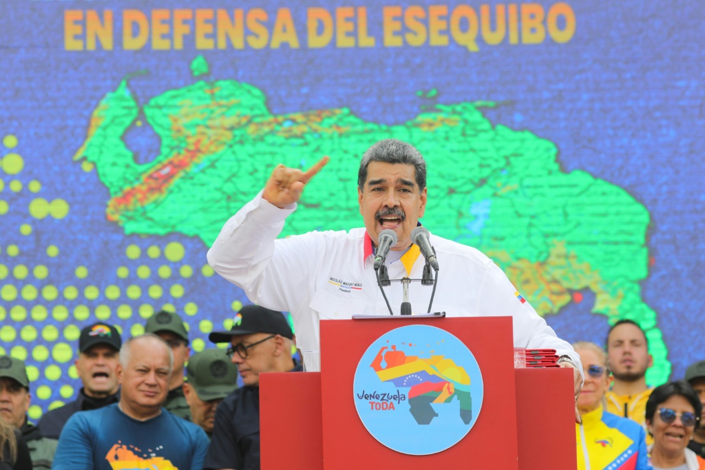 صورة وزعتها الرئاسة الفنزويلية تظهر الرئيس نيكولاس مادورو متحدثا خلال لقاء أمام قصر ميرافلوريس في 8 كانون الأول/ديسمبر 2023 (ا ف ب)