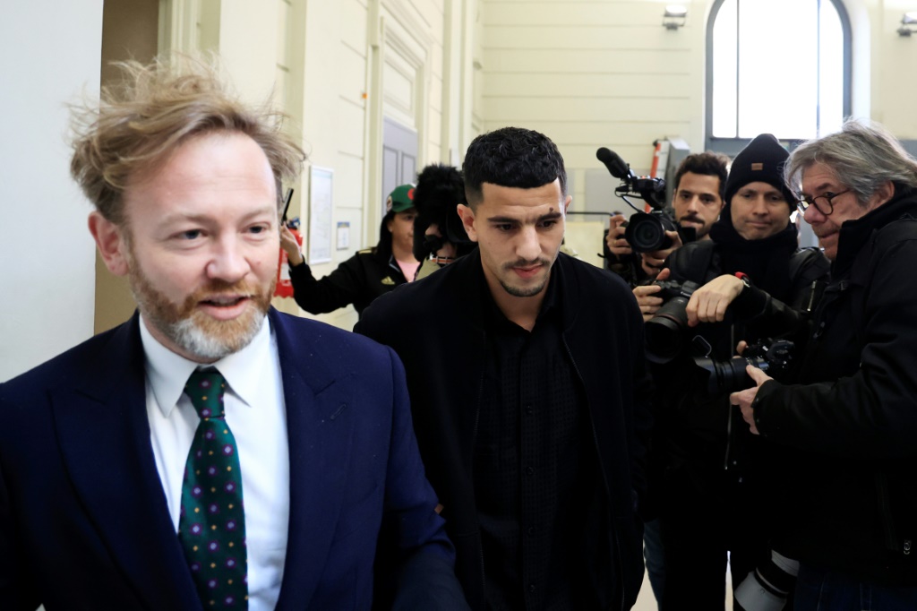 المدافع الجزائري يوسف عطال (وسط) يصل بصحبة محاميه أنطوان فاي (يسار) الى المحكمة في نيس. 18 كانون الأول/ديسمبر 2023 (ا ف ب)