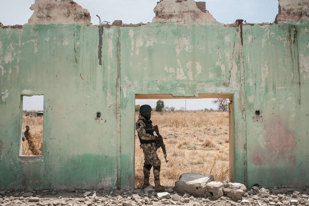 عسكري نيجيري خلال دورية في مبنى مدرسة شيبوك الداخلية المدمر في شمال شرق نيجيريا في 25 آذار/مارس 2016 حيث اختطف جهاديون من جماعة بوكو حرام 276 تلميذة في 2014 (أ ف ب)   