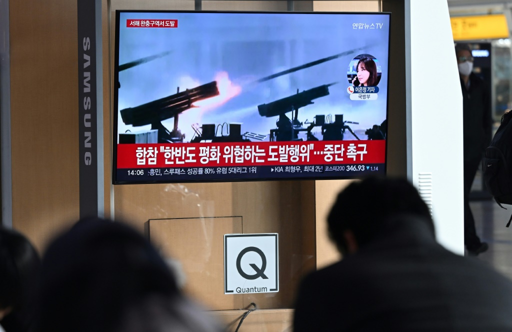 صورة مؤرخة في 5 كانون الثاني/يناير 2024 في سيول لأشخاص يشاهدون قناة تظهر صورا قديمة لإطلاق كوريا الشمالية قذائف (ا ف ب)