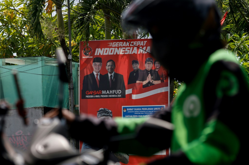 لوحة إعلانية انتخابية لحزب النضال الديمقراطي الإندونيسي (PDI-P) تظهر مرشحين من بينهم جانجار برانوو (أعلى اليسار) (أ ف ب)   