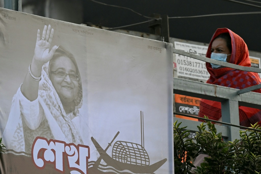 بدأ الناخبون في بنجلاديش، الأحد، التصويت في انتخابات من شأنها أن تمنح رئيسة الوزراء الشيخة حسينة فترة ولاية خامسة، بعد أن قاطعتها أحزاب المعارضة (أ ف ب)   