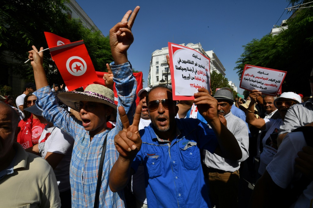أنصار رئيسة الحزب الدستوري الحر عبير موسي يردّدون شعارات تطالب بالإفراج عنها خلال نظاهرة نُظّمت في تونس العاصمة في 15 تشرين الأول/أكتوبر 2023 (أ ف ب)   