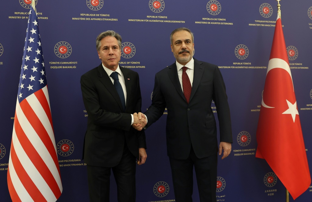 وزير الخارجية الأميركي أنتوني بلينكن (يسار) ونظيره التركي هاكان فيدان في 6 تشرين الثاني/نوفمبر 2023 في أنقرة (ا ف ب)