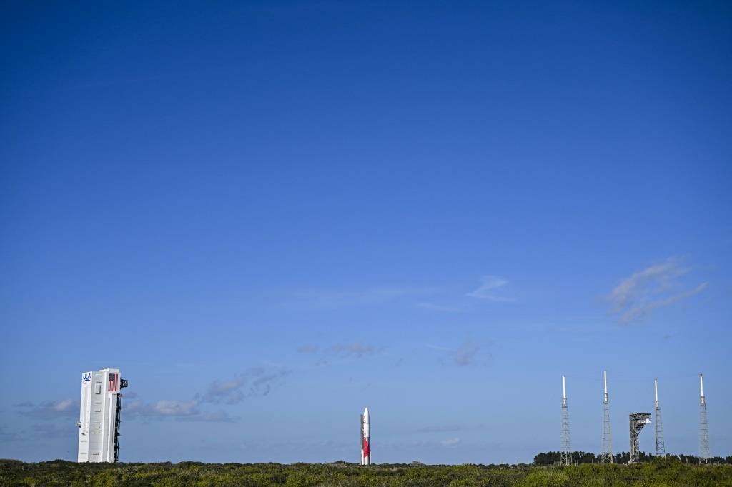 الصاروخ الجديد "فولكن سينتور" من مجموعة "يو إل إيه" خلال نقله في 5 كانون الثاني/يناير 2023 من حظيرته إلى منصة إطلاقه في مركز كينيدي للفضاء في كاب كانافيرال بولاية فلوريدا الأميركية (ا ف ب)