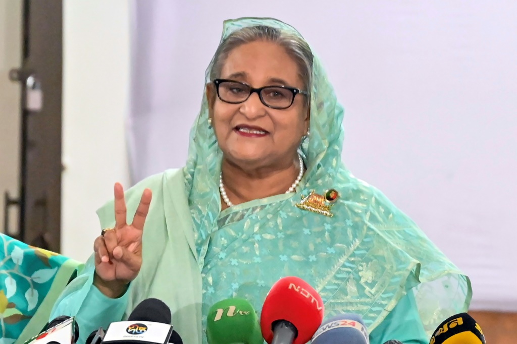 رئيسة وزراء بنغلادش الشيخة حسينة بعد الإدلاء بصوتها في الانتخابات التشريعية في مركز اقتراع في دكا في 7 كانون الثاني/يناير 2024 (أ ف ب)   