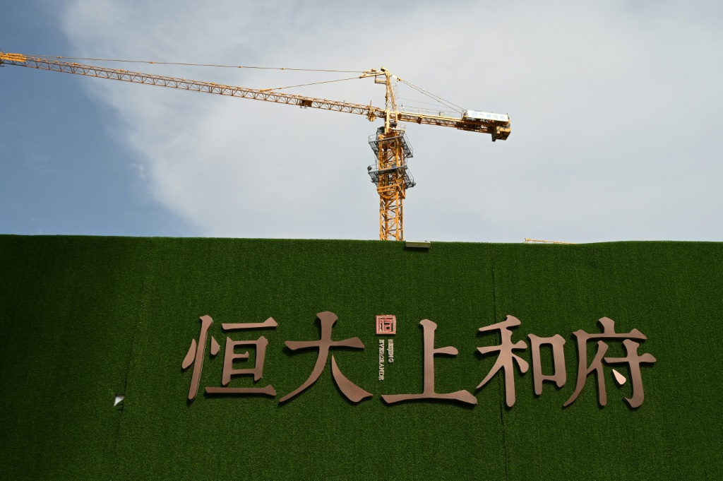 اسم وشعار إيفرغراند على ورشة بناء في بكين في 13 أيلول/سبتمبر 2021 (أ ف ب)   